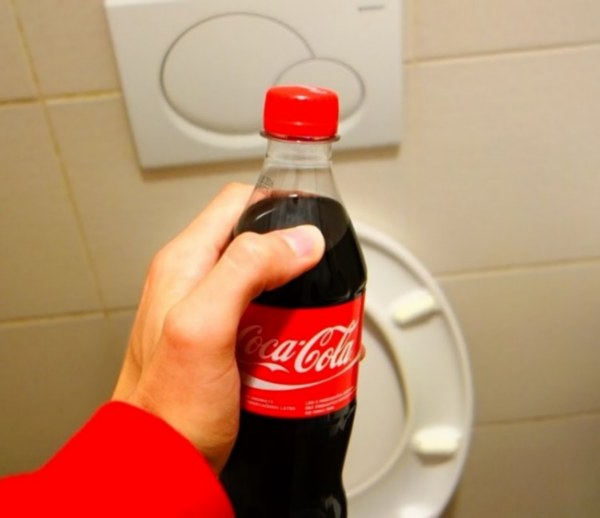 Thông tắc bồn cầu bằng Coca cola